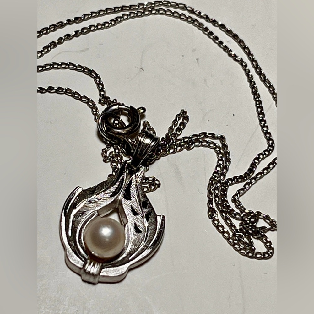 Sterling Silver Penant W/ Pearl And Chain